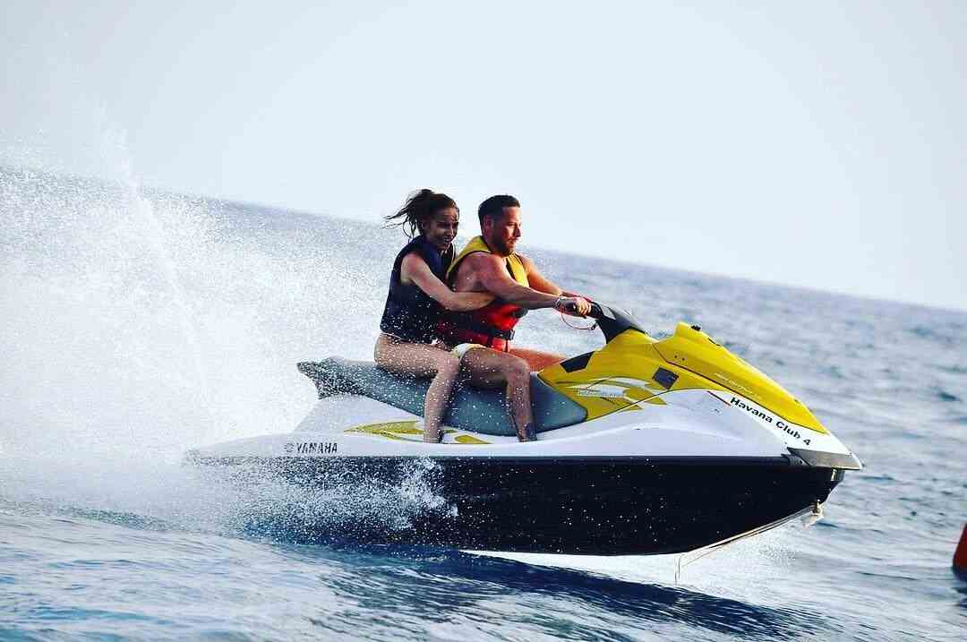 Top 10 Beach Water Sports in Goa For Couples In Goa