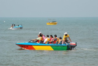 Speed boat ride in north goa
