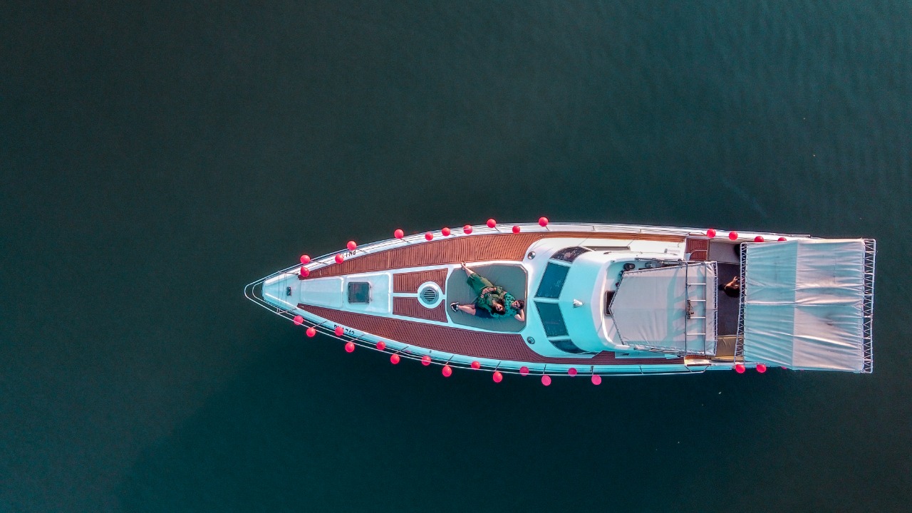 Top Reason to Book a Private Yacht for Pre-Wedding Shoot