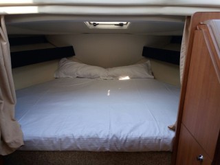 bayliner yacht bedroom
