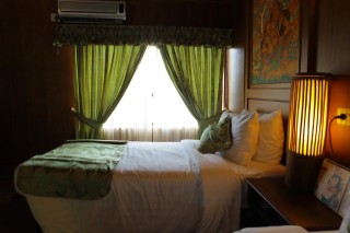 Raviz houseboat bedroom